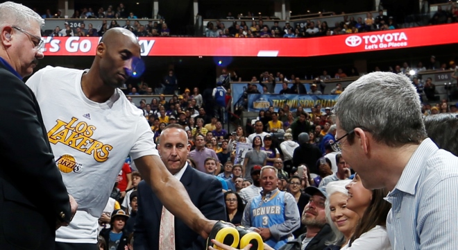 丹佛最後亮相　Kobe樂與球迷互動