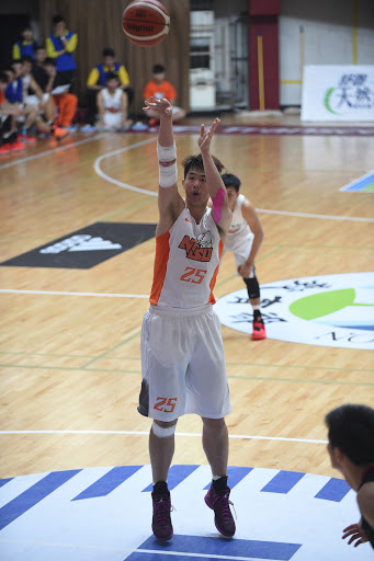 劉鎮葳生涯首「雙十」　國體闖8強