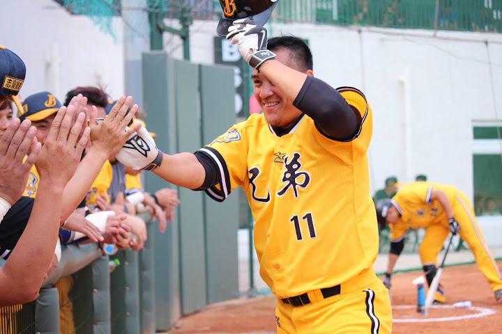 兄弟打垮義大　開季4戰掃33分破紀錄