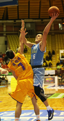 周儀翔秀「風火輪」　達欣搶進4強