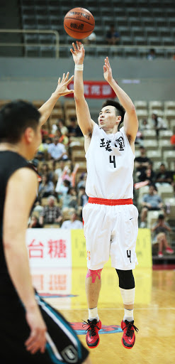 先當教練再換球員　葛記豪1日雙勝