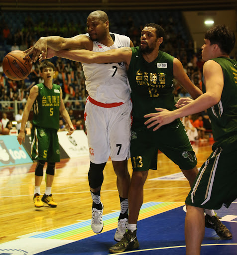 陶斯18分16籃板　璞園保一線生機