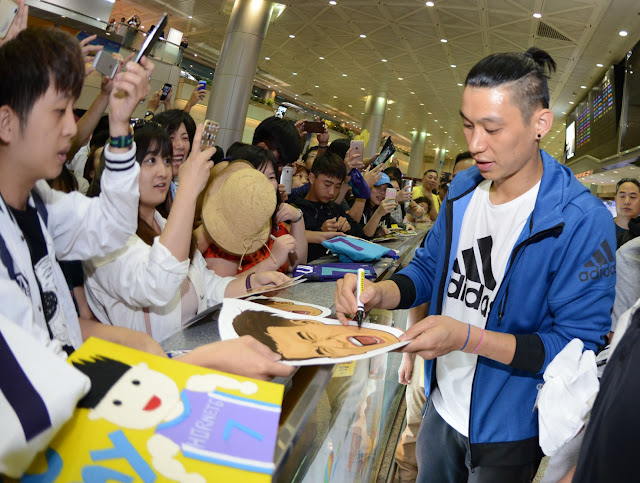 早起的球迷有「豪」接　林書豪：我自己都沒這麼早起