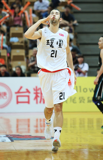 與璞園續約1年　簡浩仍想走演藝圈