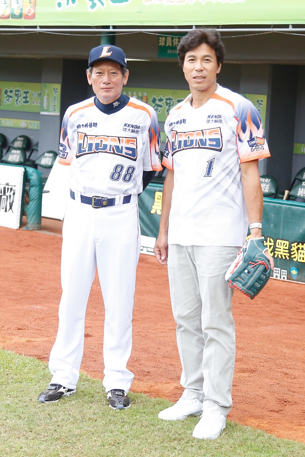 秋山幸二為雙獅聯名活動開球　與昔日戰友相見歡