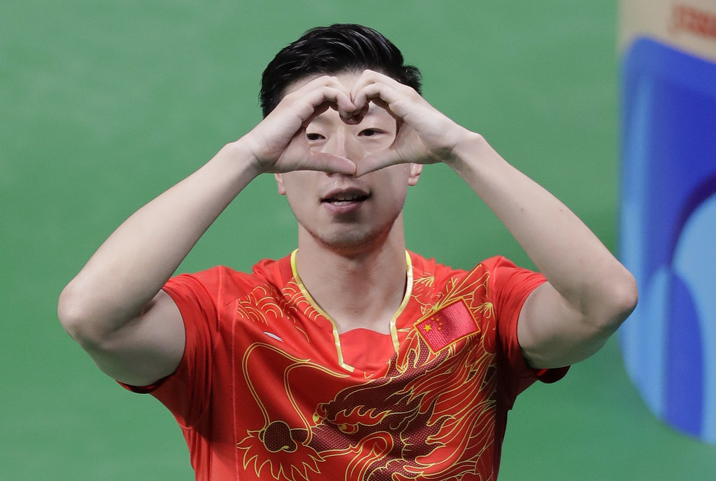 桌球男單中國金包銀　馬龍慶祝手勢萌萌的