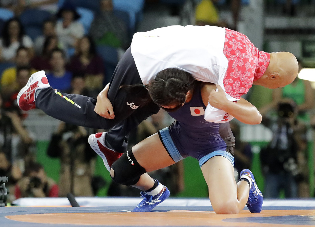 給教練過肩摔　日角力女將奪金另類慶功