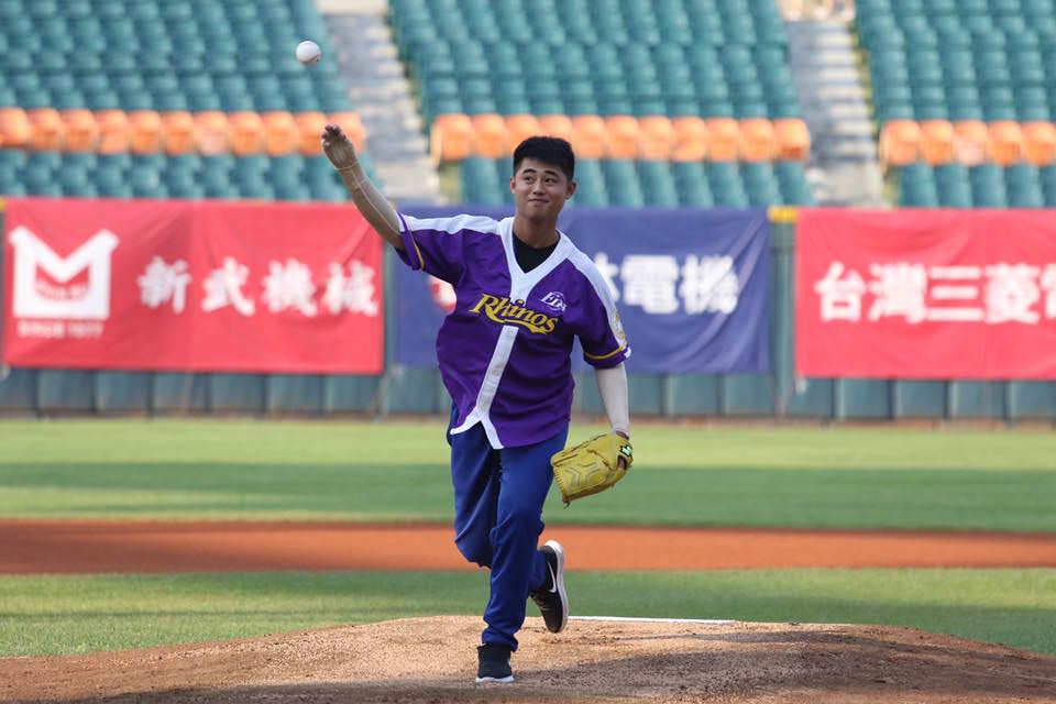 ​陳麒晉走出塵爆　踏進球場開球