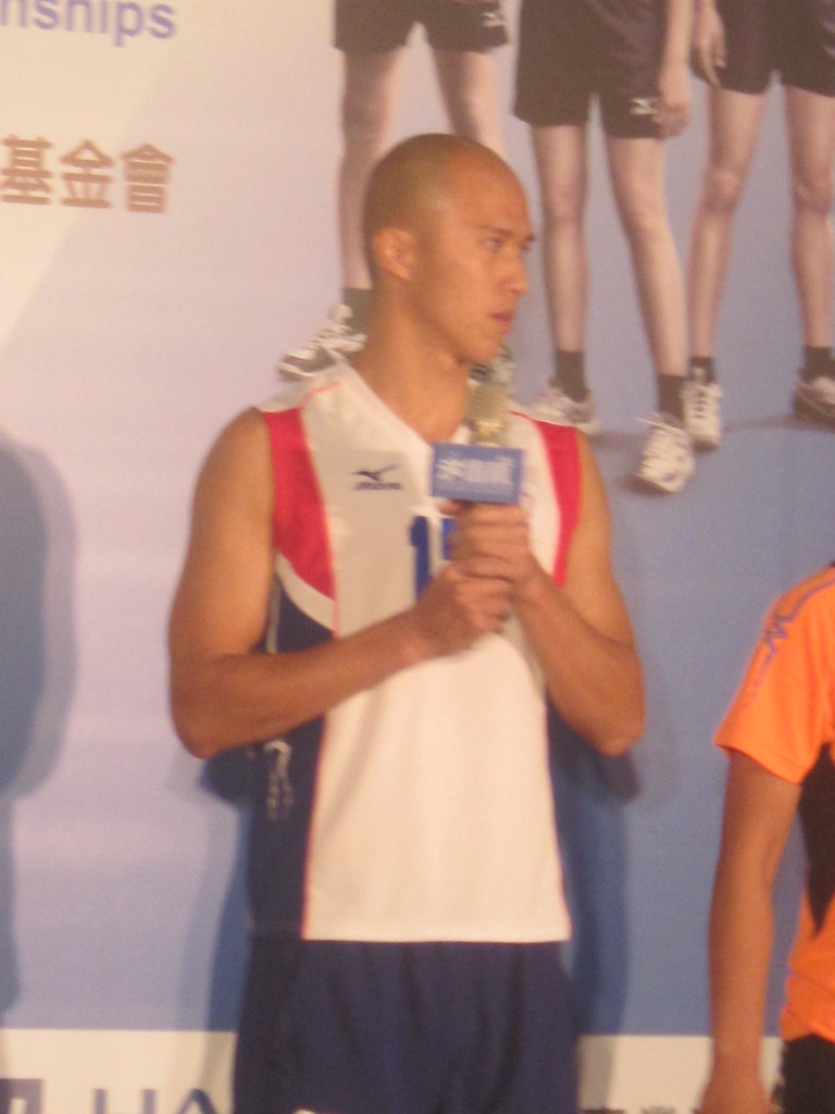 調解備戰壓力　「光頭神舉」靠追劇