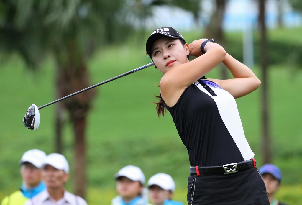 雨中開打　朴喜映、張荷娜並列首位