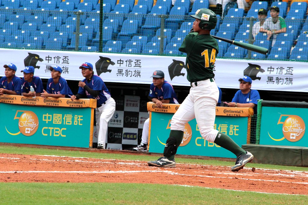 2016黑豹旗盛大開幕　高苑扣倒旗美