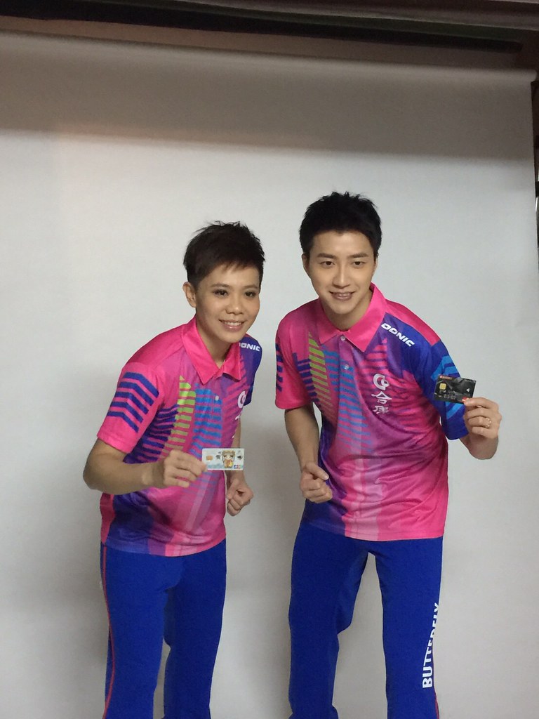 為母隊拍廣告　鄭怡靜體驗假睫毛、高跟鞋