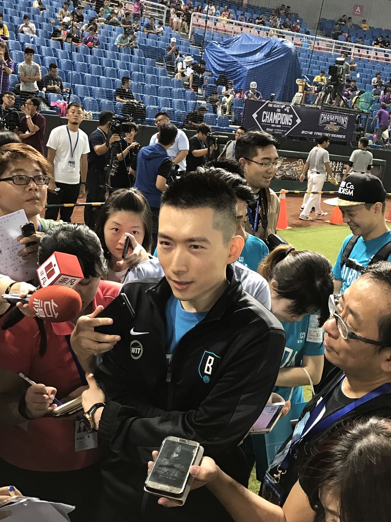 蔡承儒主場開球　「振奮球員士氣」