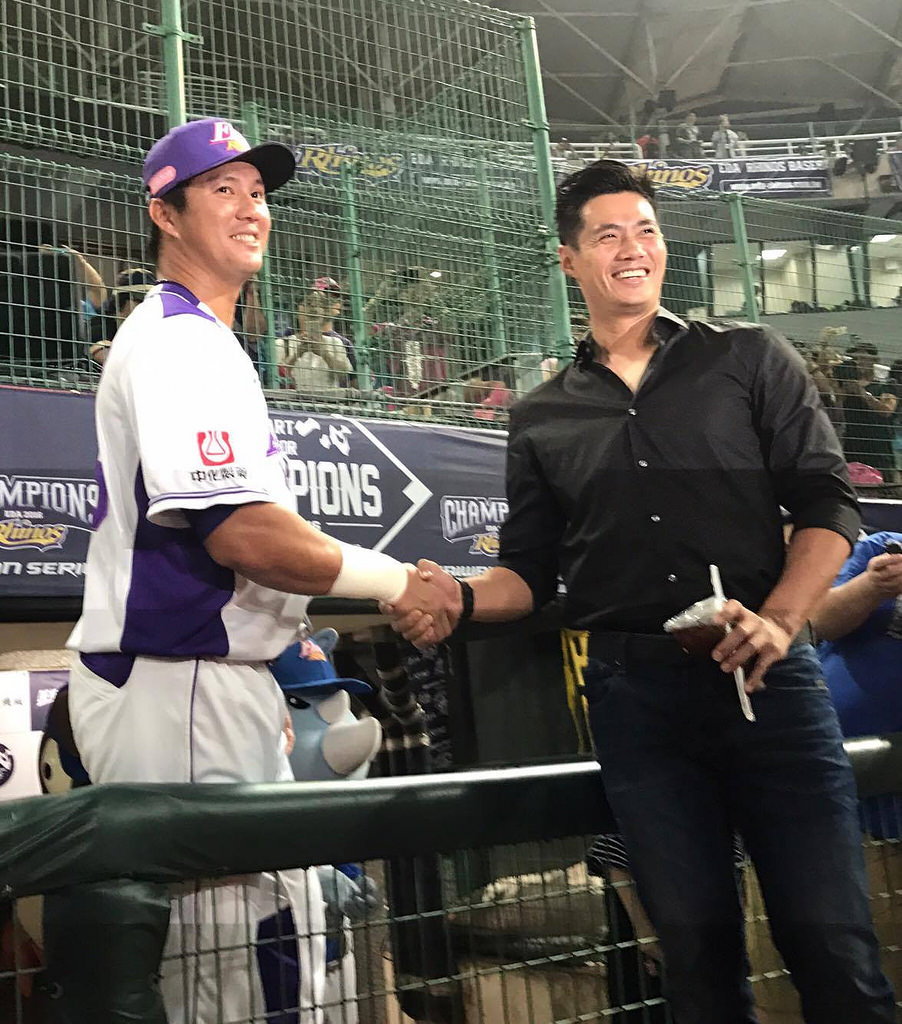 等了6個月　陳偉殷現身球場親領咖啡