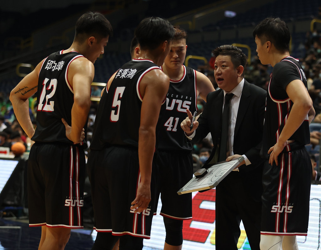汪蔚傑執教首戰即退休　給球員打60分