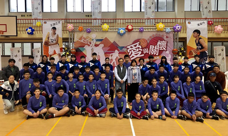 中華電信女籃公益活動　贈壯圍國中10顆籃球