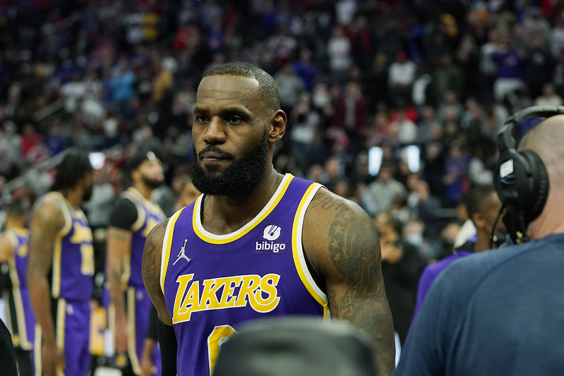LeBron稱犯規非故意　Stewart：感覺不出來