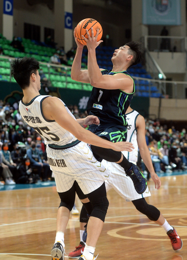 胡瓏貿21分13籃板　小勝周伯勳一籌