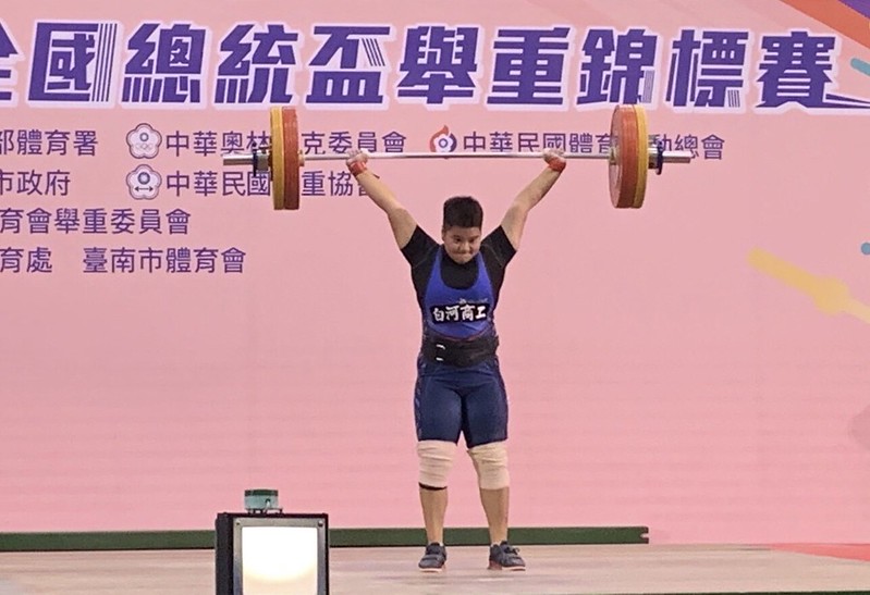白河舉重女將王新琇　破青少女3項全國