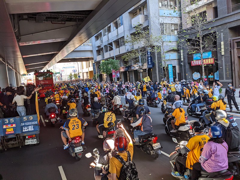 兄弟封王遊行10萬人參與　機車和uBike塞爆台中街頭