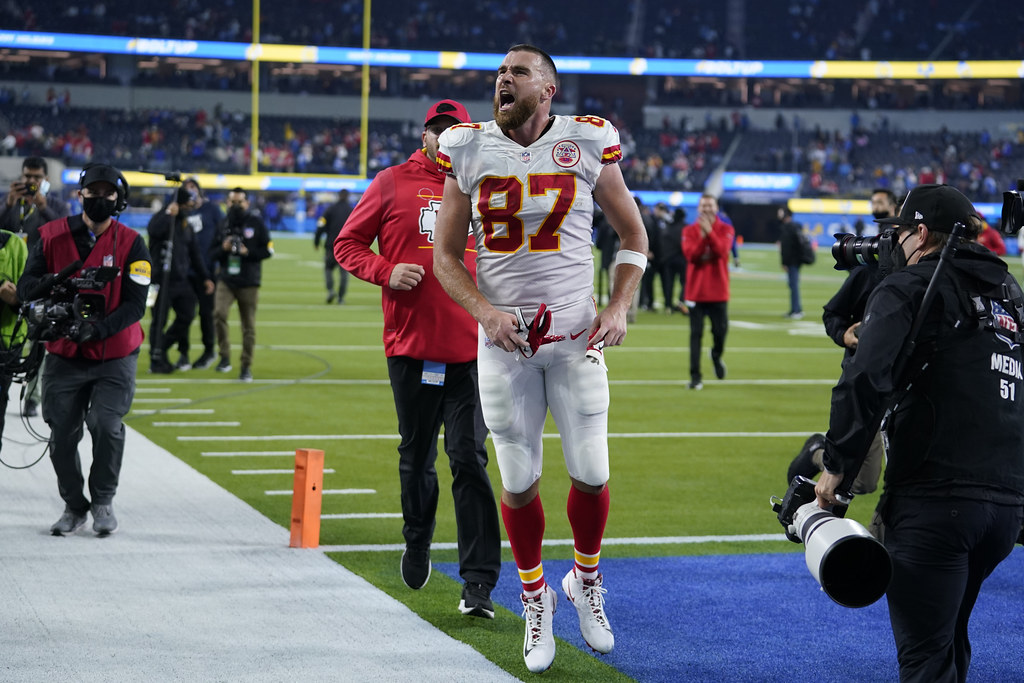 Kelce致勝接球達陣　酋長延長賽滅電光