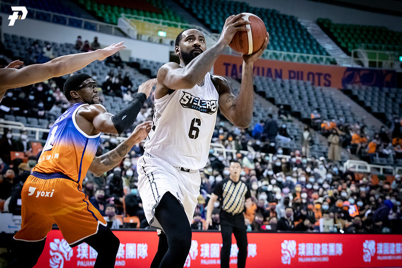 班森狂轟27分17籃板　鋼鐵人隊史首勝！