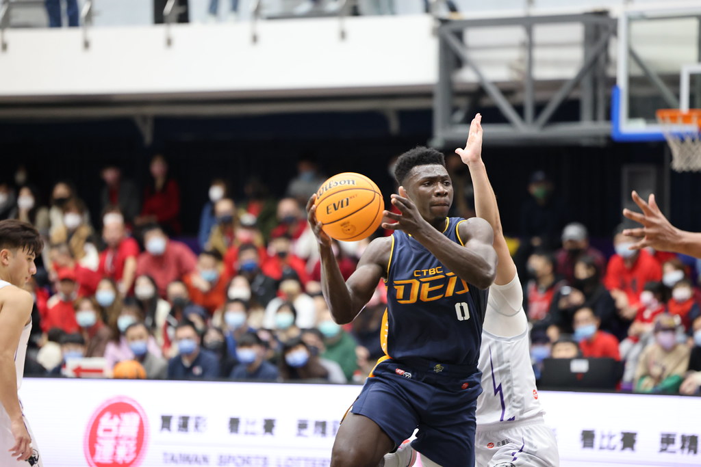 阿巴西不輕易犯規　中信踢館雲豹