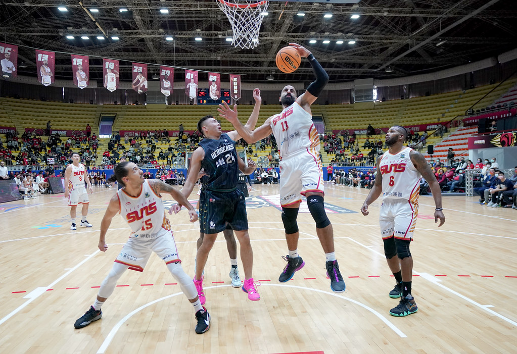 朱億宗被驅逐出場　周資華一旁吃T