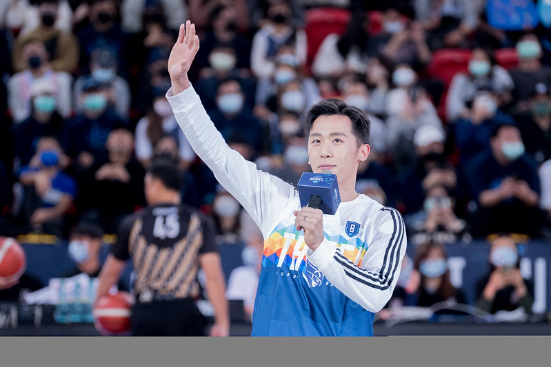 首度籃球場開球　李智凱秀後空翻	