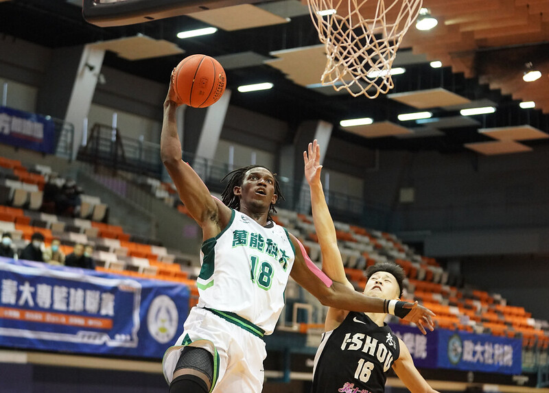 末節受壓迫防守頻失誤　萬能9分險勝義守