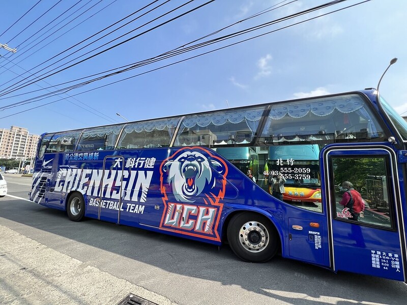 健行場上維持不敗　場下首創專屬隊巴