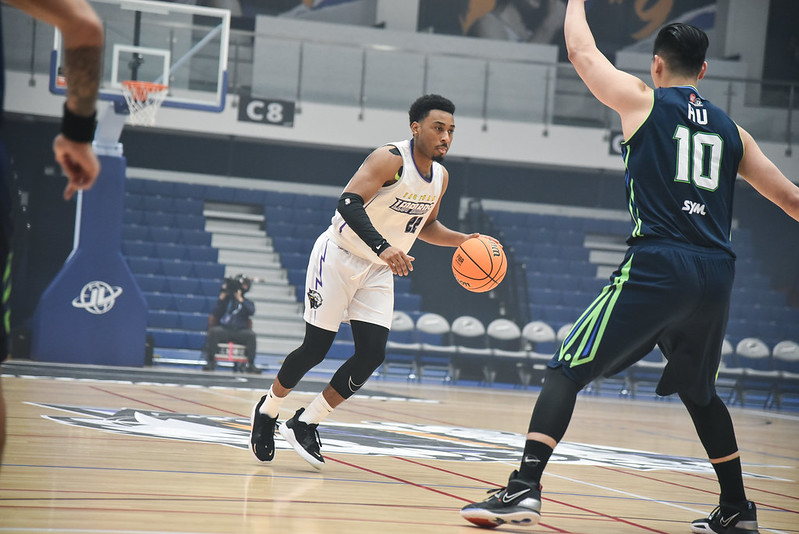 地貼滑倒好危險！　雲豹緊急補救撕掉