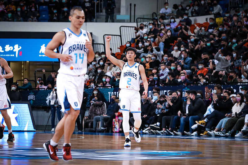 簡偉儒重訓閃到腰　許總傻眼：到底在幹嘛