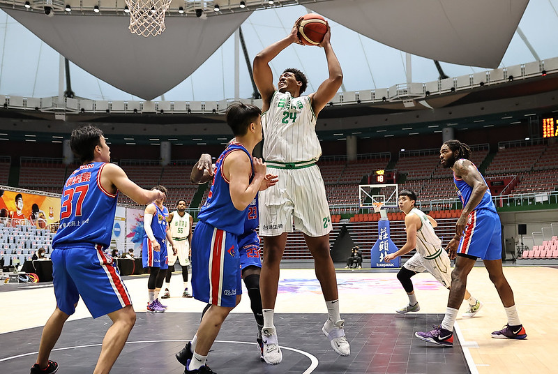 籃下攻防無人能敵　台啤多拉摩爾獲週最佳球員