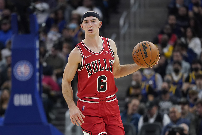 公牛背靠背出賽踢館快艇　拾一看好牛角頂翻單引擎快艇