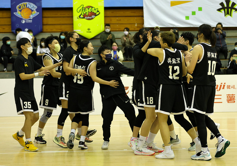 打倒「國泰高牆」超感動　台元彭曉彤、林文佑興奮落淚