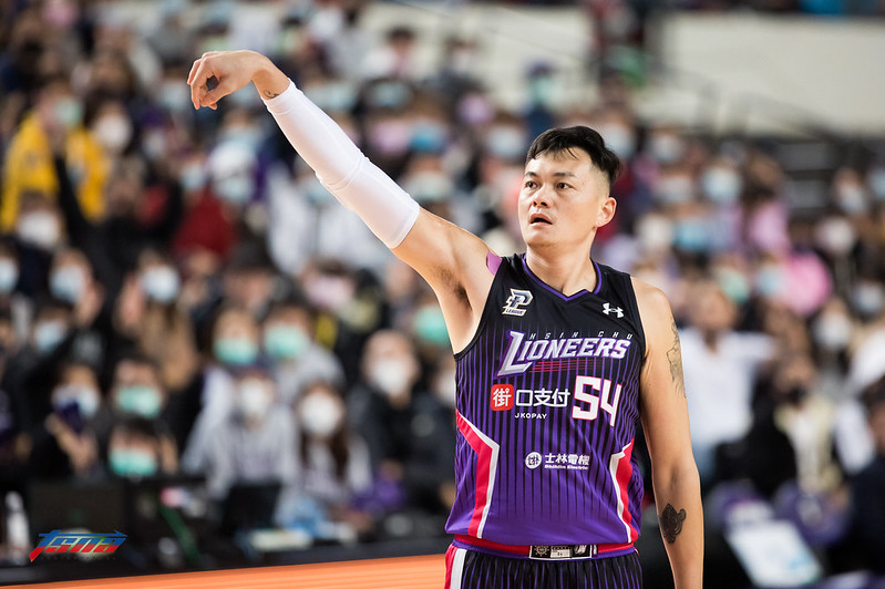 吳岱豪拿球砸人　與羅賓森雙雙奪權出場