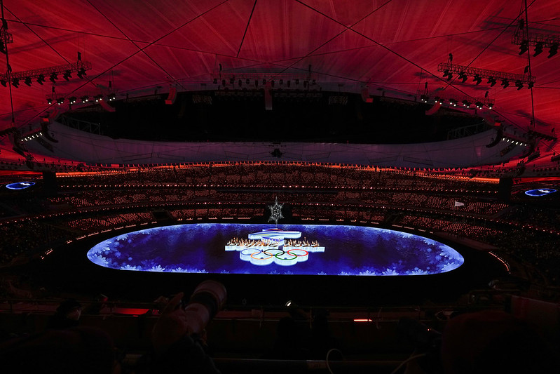 北京冬奧閉幕式　滑雪小將李玟儀掌旗入場