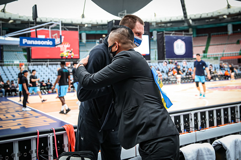 聲援烏克蘭！　陳建州擁抱塞瑟夫