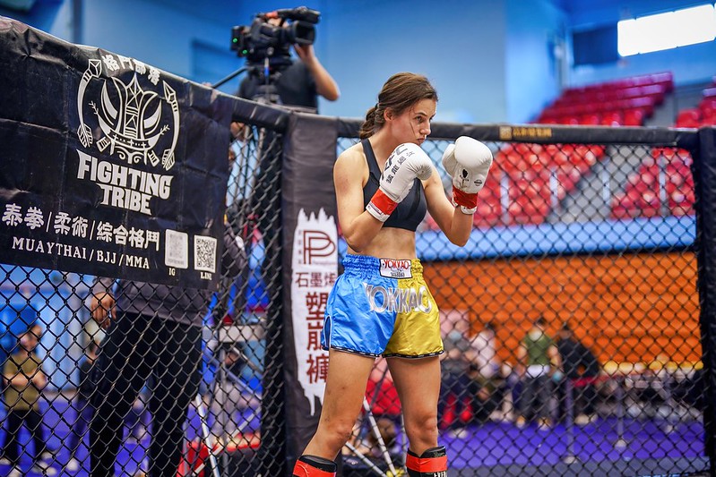 鐵籠搏擊開戰　網紅正妹德國紅豆餅妹首秀奪勝