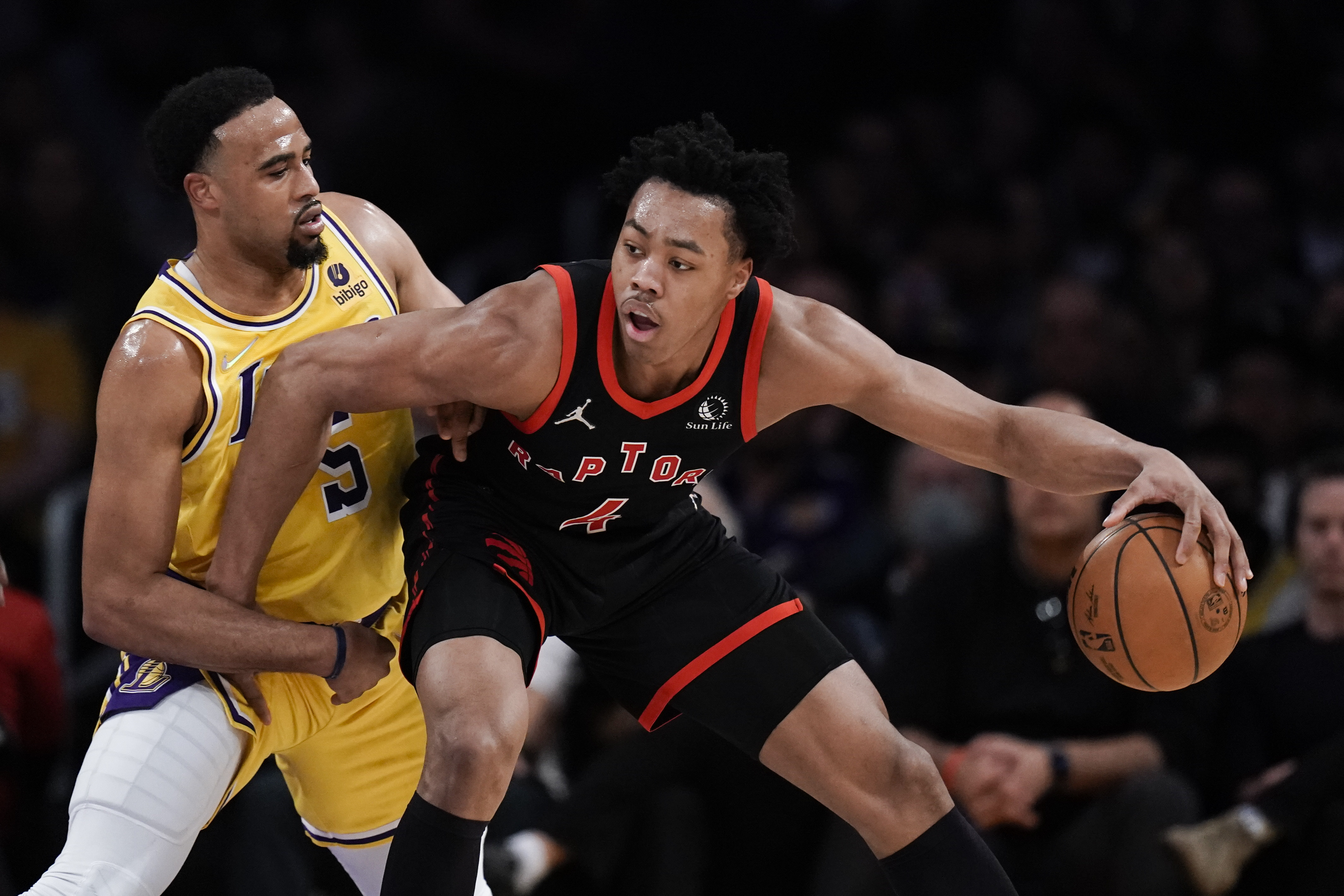 LeBron輸到拿球砸人？　Barnes：我只能嘗試護住臉