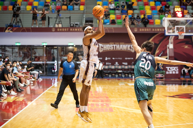 吉伯特狂飆35分　率獵鷹2連勝台啤英熊