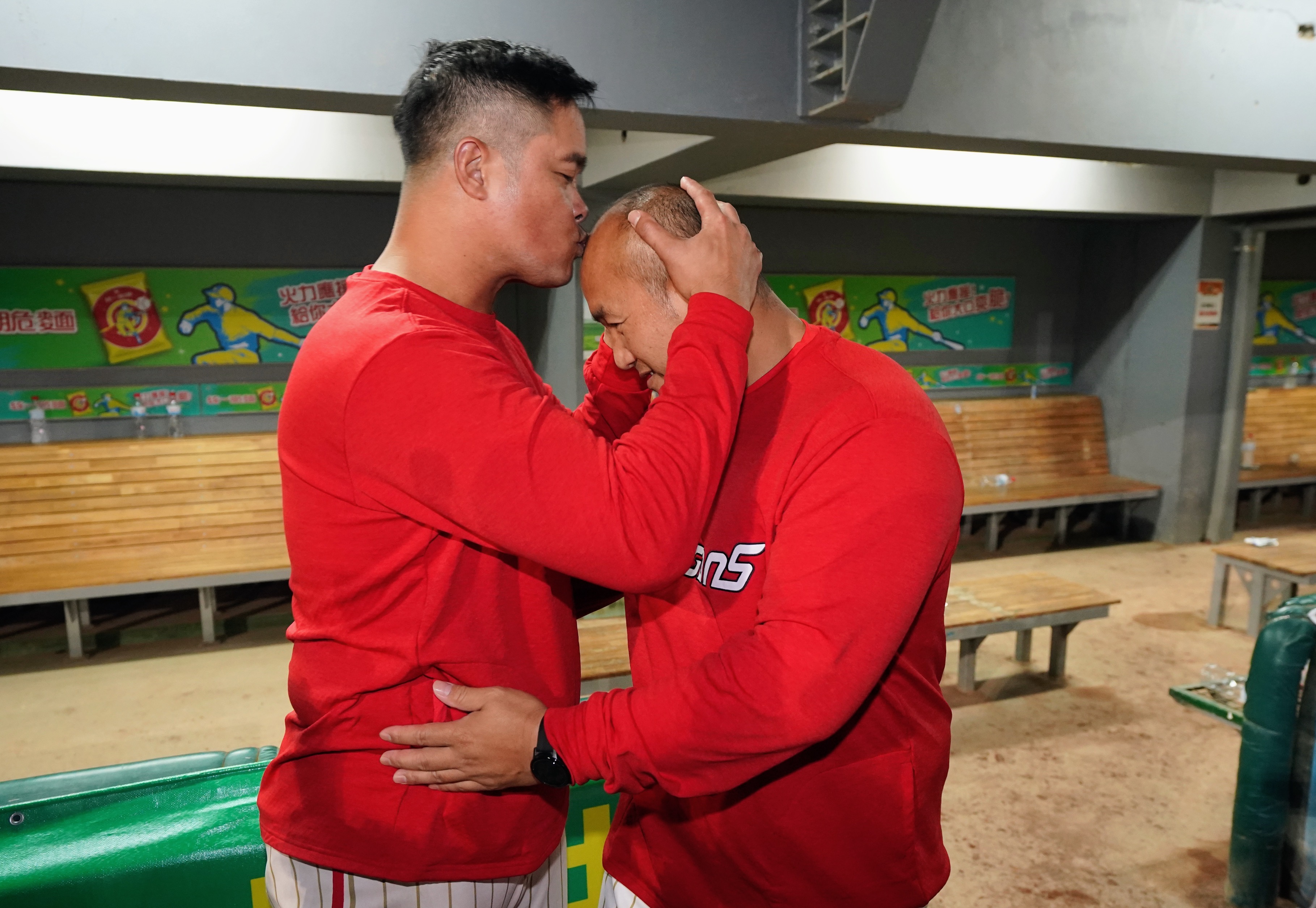 290轟打出去覺得在作夢　林智勝朝張泰山的頭親下去