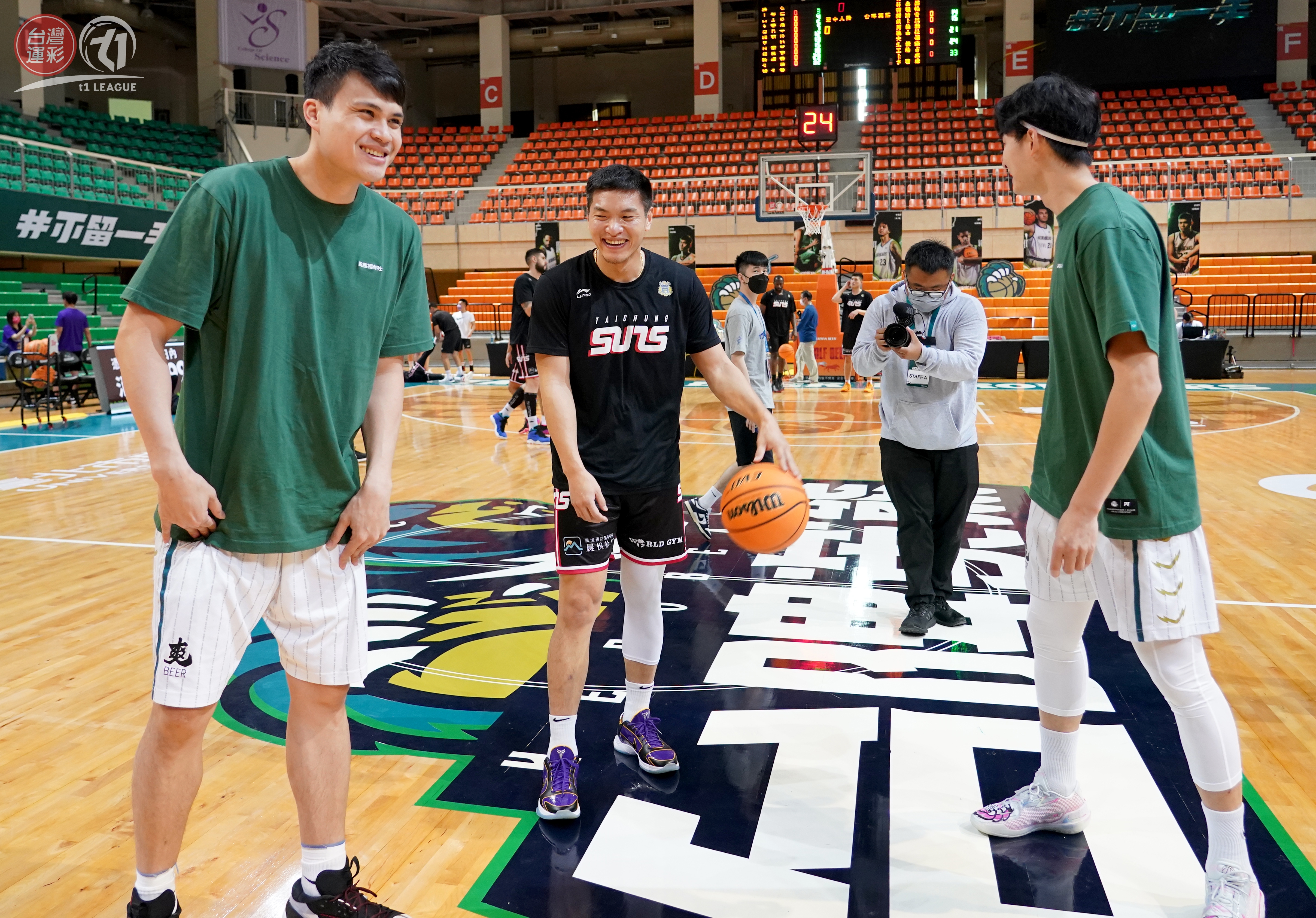 周資華回娘家　賽前先問候老隊友