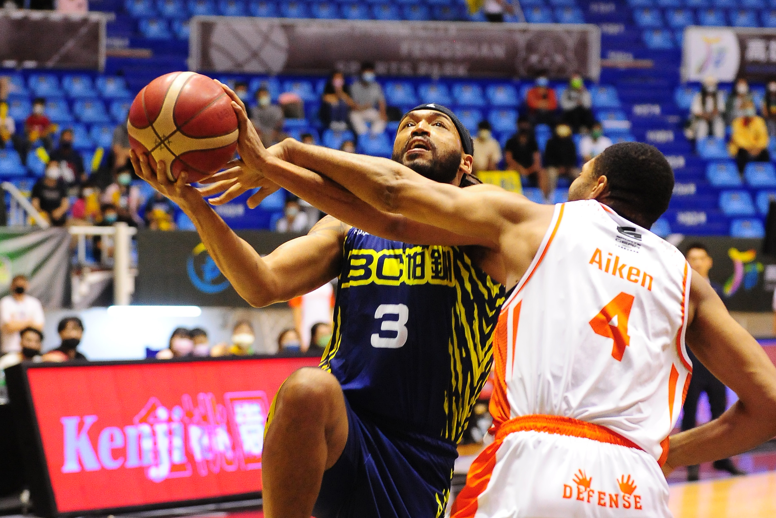 國民女友羅嘉翎首度籃球場開球　九太惜敗璞園