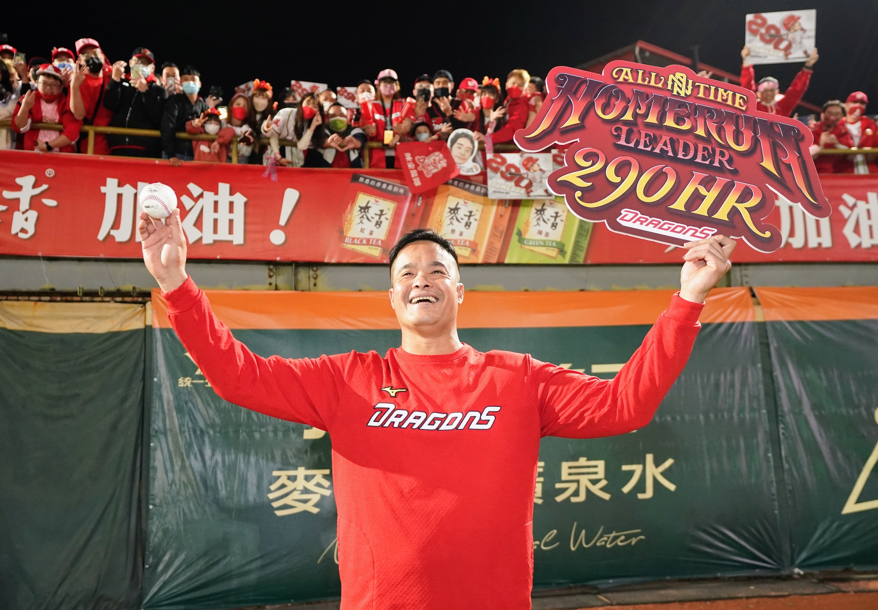 味全龍開幕戰林智勝全壘打王頒獎　小龍女騎Ubike進場