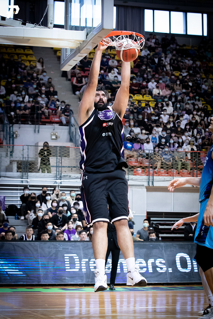 辛巴被打醒　拿50分32籃板全身都累