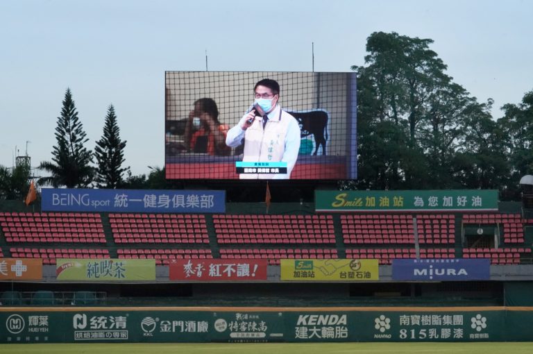 統一獅大暴走抗議裁判　原因出在台南球場大螢幕？
