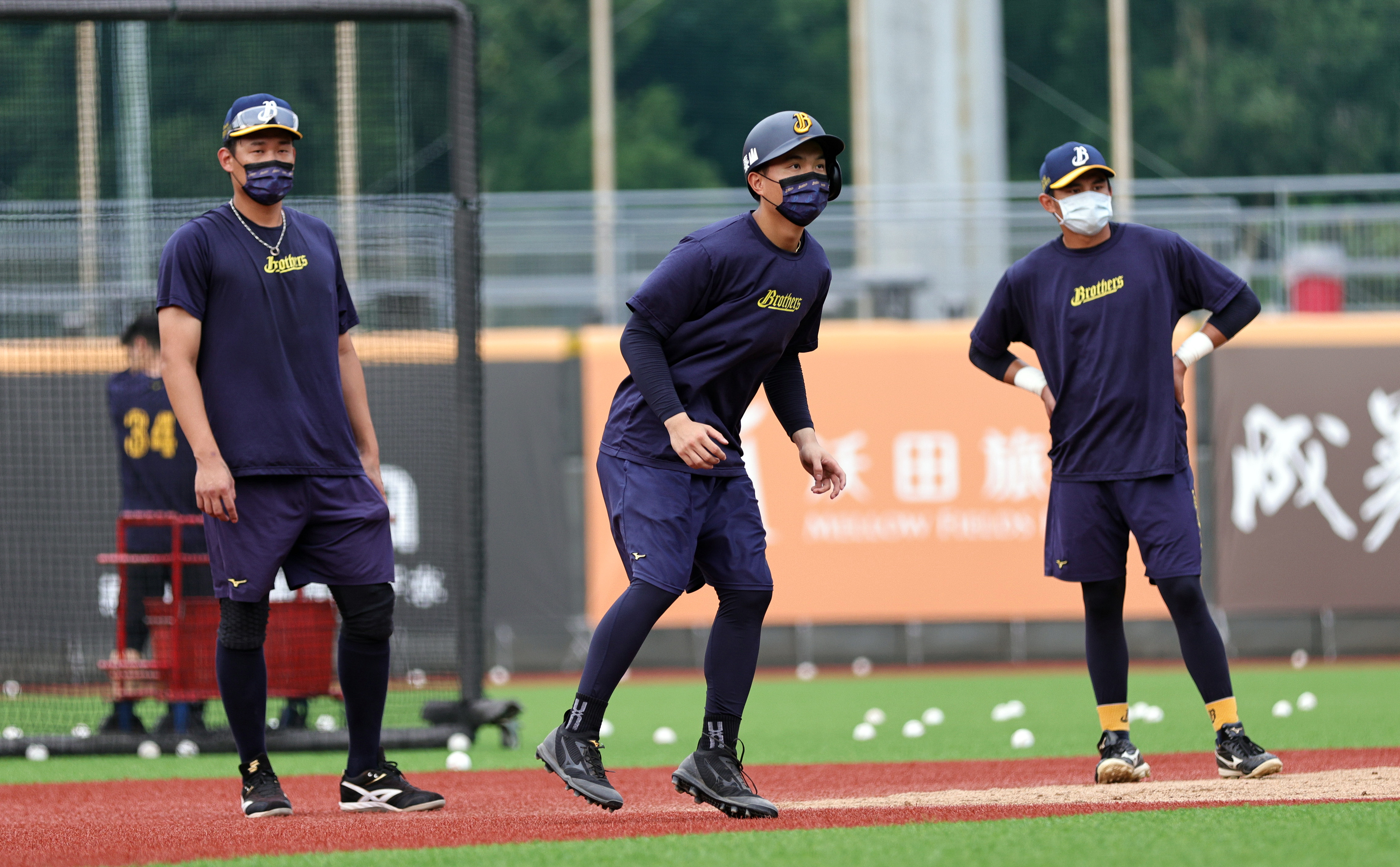 兄弟很怕！幾乎全員戴口罩比賽　味全守備無人戴