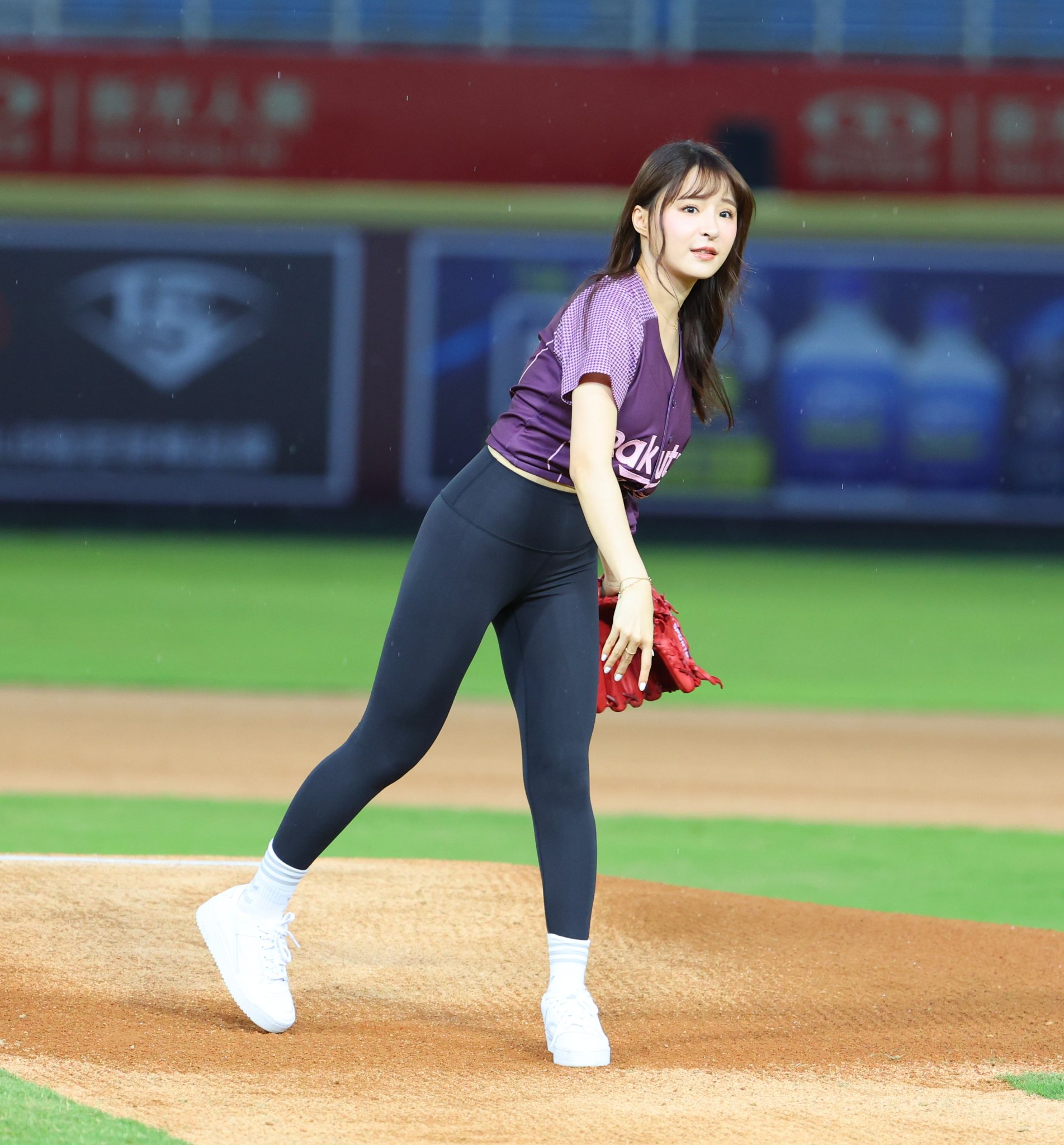影／百萬粉絲美女元元開球　自評6分想當啦啦隊女孩